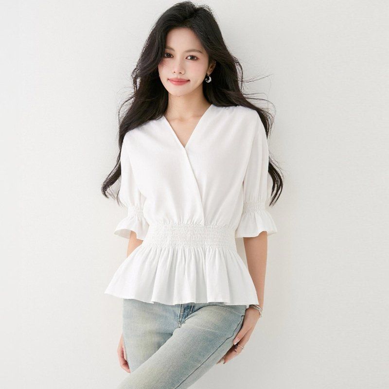 봄 여름 여성 브이넥블라우스 스모킹밴딩 페플럼 반팔 슬림핏 프릴소매 데일리룩 - 메인 이미지