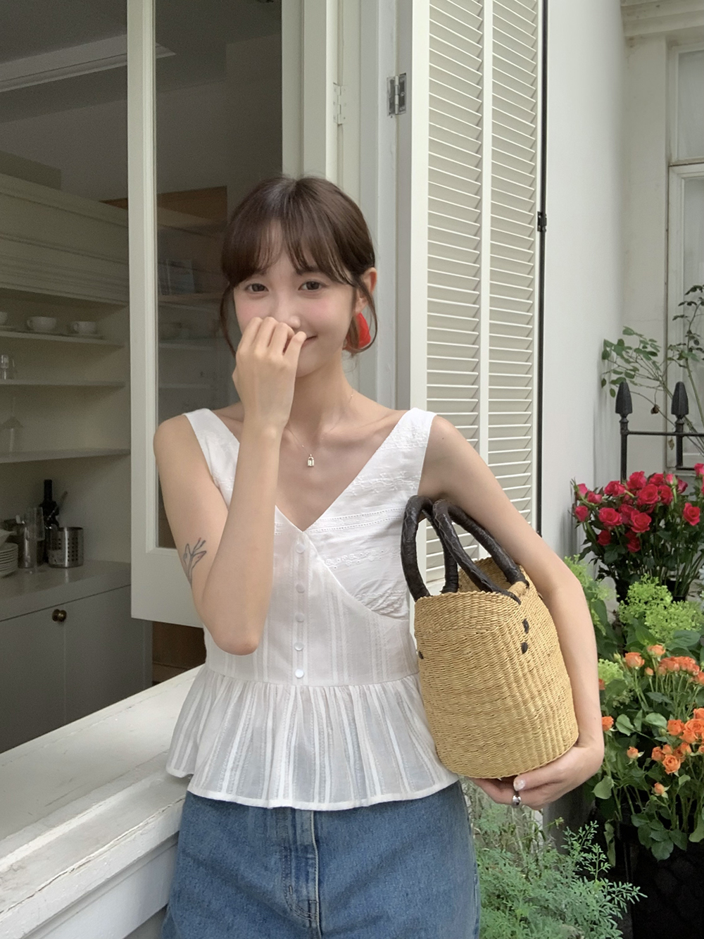 베르너 브이넥 레이스 나시 셔츠 프릴 플레어 하객룩 블라우스 - 상세 이미지 2