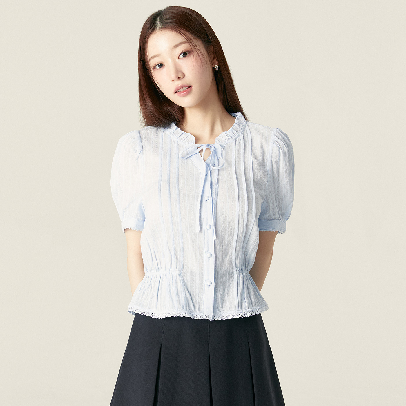 로엠 프릴 넥 반팔 블라우스 RMBLF25RT1 - 상세 이미지 2