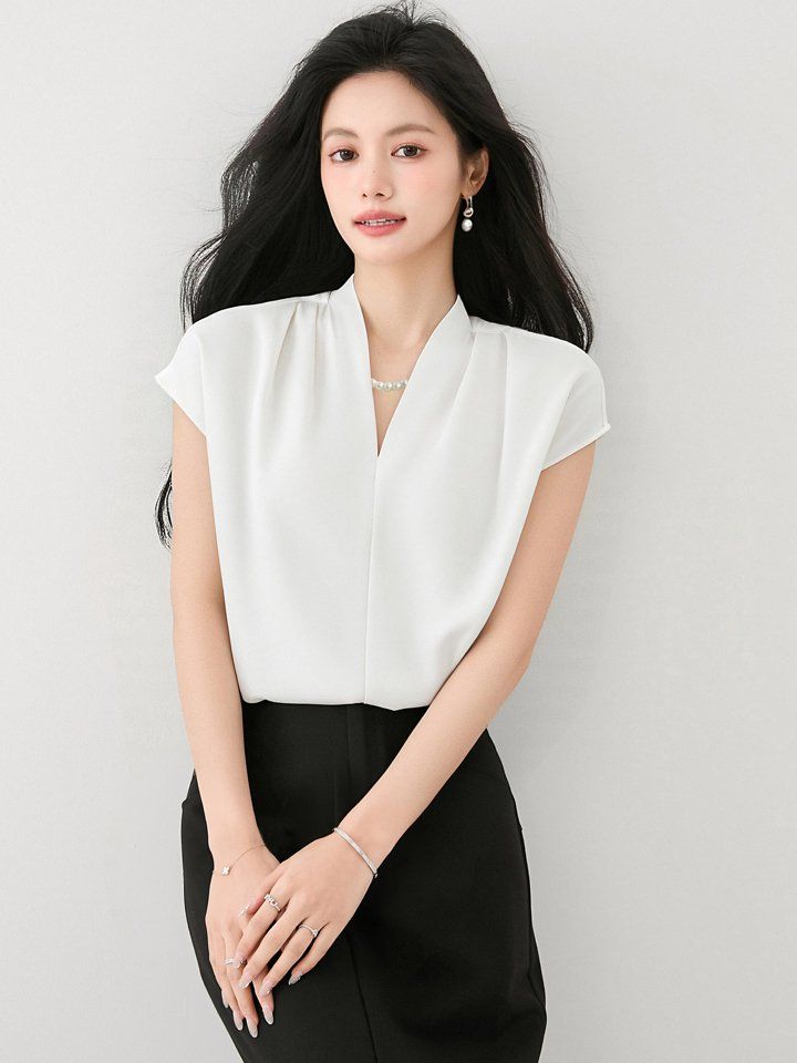 봄 여름 여성 브이넥 민소매블라우스 플러터소매 루즈핏 쉬폰 오피스룩 데일리 나시 - 상세 이미지 4