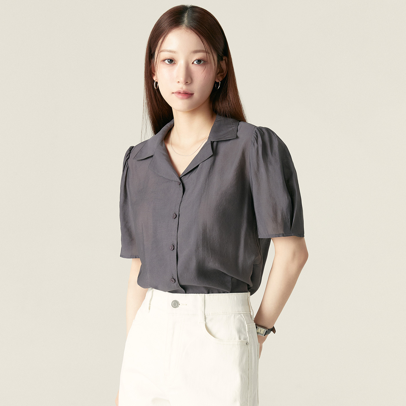 로엠 오픈 카라 반팔 블라우스 RMBLF24R11 - 메인 이미지