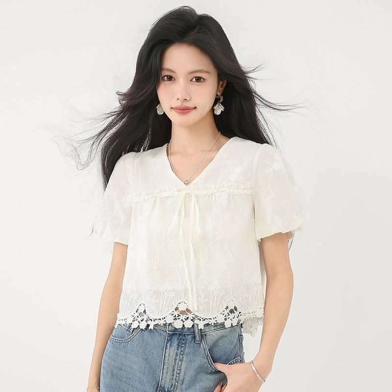 봄 여름 여성 브이넥 크롭블라우스 퍼프소매 레이스밑단 넥스트링 자수 데일리룩 면티 - 상세 이미지 2