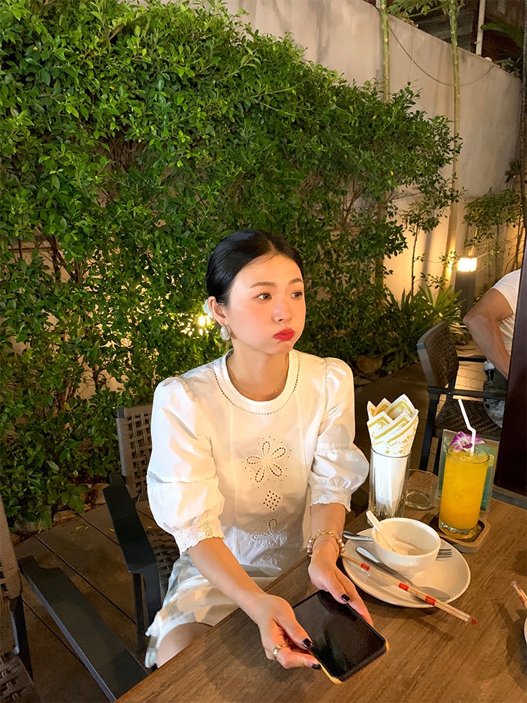 라운드넥 7부소매 펀칭블라우스 크롭 꽃패턴 순면 퍼프슬리브 예쁜 디자인 루즈핏 화이트 - 상세 이미지 2