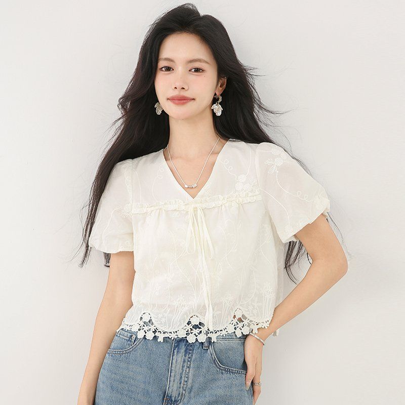 봄 여름 여성 브이넥 크롭블라우스 퍼프소매 레이스밑단 넥스트링 자수 데일리룩 면티 - 메인 이미지