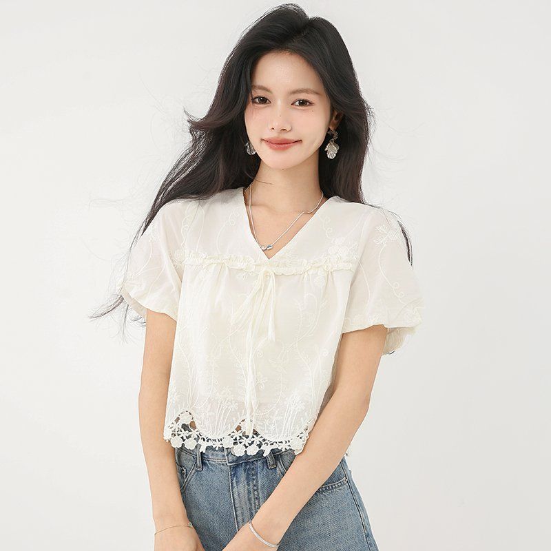 봄 여름 여성 브이넥 크롭블라우스 퍼프소매 레이스밑단 넥스트링 자수 데일리룩 면티 - 상세 이미지 4