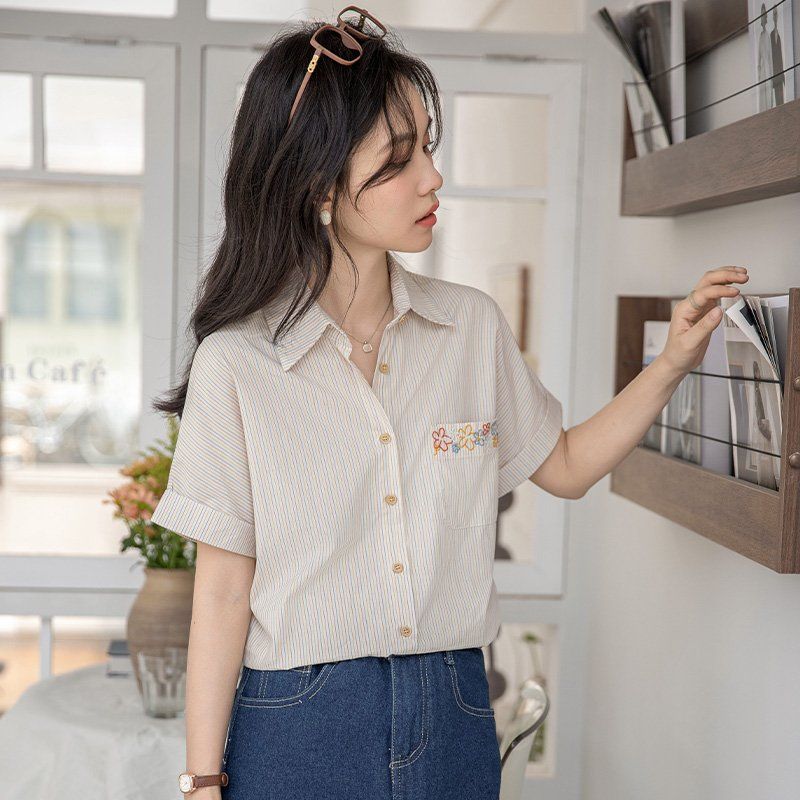 봄 여름 여성 브이넥 스트라이프셔츠 반팔 루즈핏 포켓자수 데일리룩 면블라우스 - 상세 이미지 3