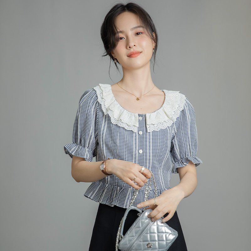 봄 여름 여성 라운드넥 체크블라우스 레이스 퍼프소매 페플럼 슬림핏 데일리룩 면티 - 상품 이미지