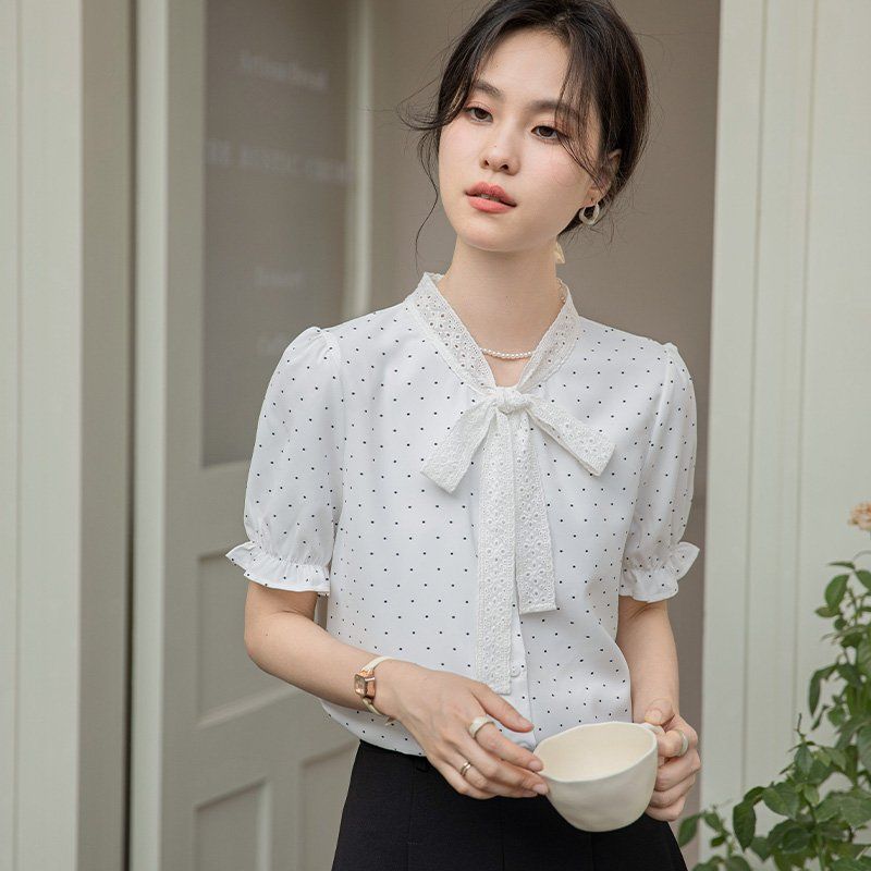 봄 여름 여성 라운드넥 도트블라우스 반팔 레이스리본 슬림핏 데일리룩 프릴소매 면티 - 상품 이미지