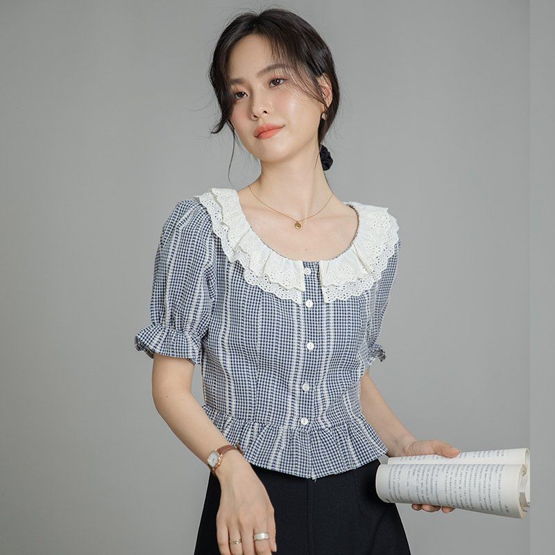 봄 여름 여성 라운드넥 체크블라우스 레이스 퍼프소매 페플럼 슬림핏 데일리룩 면티 - 상세 이미지 4