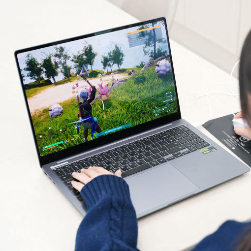 [갤럭시북4 울트라의 키보드와 힌지 부분 상세 이미지]