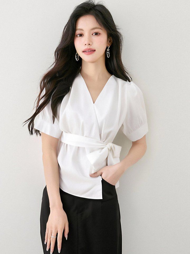 봄 여름 여성 브이넥 반팔블라우스 랩스타일 허리리본 슬림핏 퍼프소매 데일리룩 면티 - 상세 이미지 2