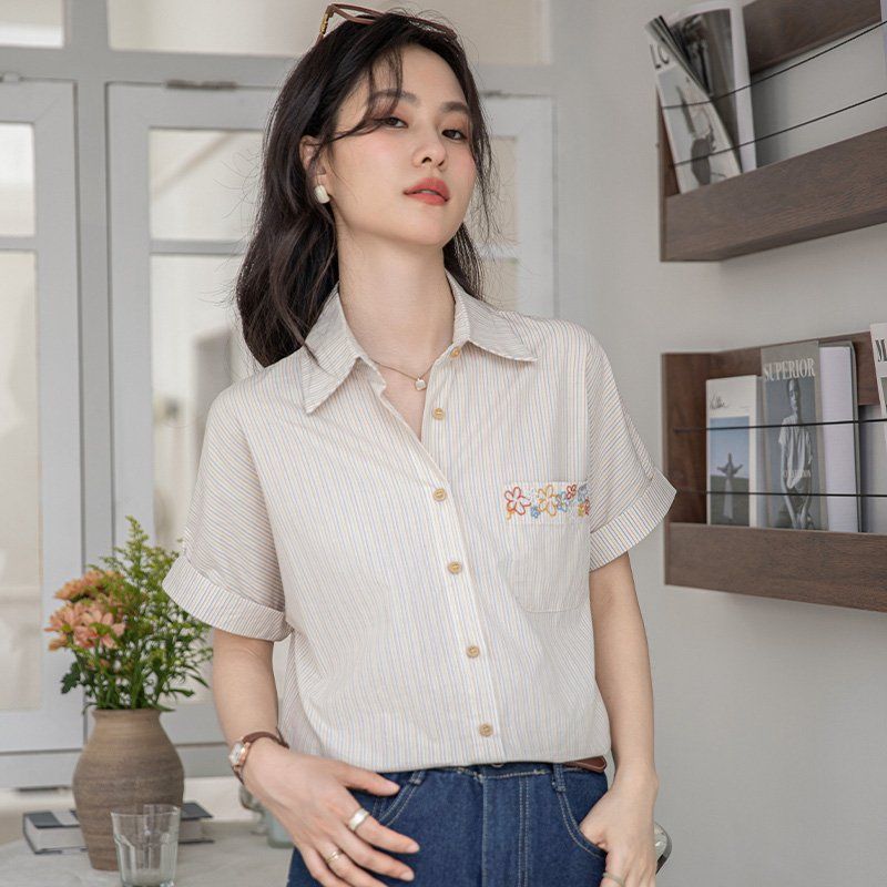 봄 여름 여성 브이넥 스트라이프셔츠 반팔 루즈핏 포켓자수 데일리룩 면블라우스 - 상세 이미지 2