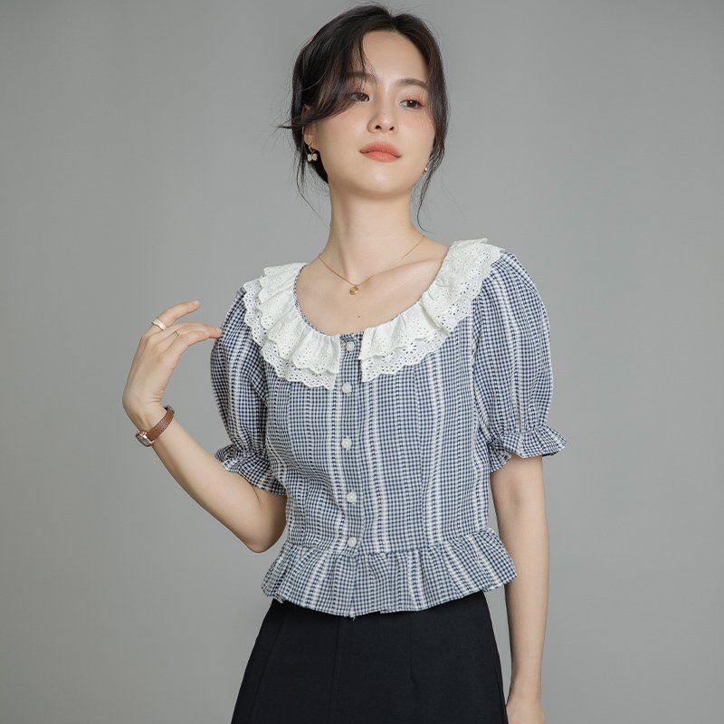 봄 여름 여성 라운드넥 체크블라우스 레이스 퍼프소매 페플럼 슬림핏 데일리룩 면티 - 상세 이미지 3