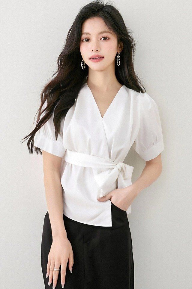 봄 여름 여성 브이넥 반팔블라우스 랩스타일 허리리본 슬림핏 퍼프소매 데일리룩 면티 - 상세 이미지 5