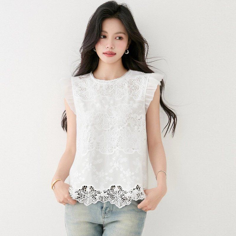 봄 여름 여성 라운드넥 민소매블라우스 레이스 프릴 루즈핏 펀칭 데일리룩 나시 면티 - 상품 이미지