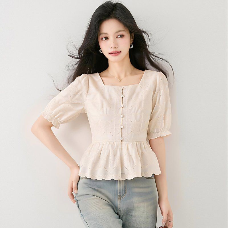 봄 여름 여성 스퀘어넥 반팔블라우스 페플럼 자수 펀칭 퍼프소매 데일리룩 크롭티 - 메인 이미지