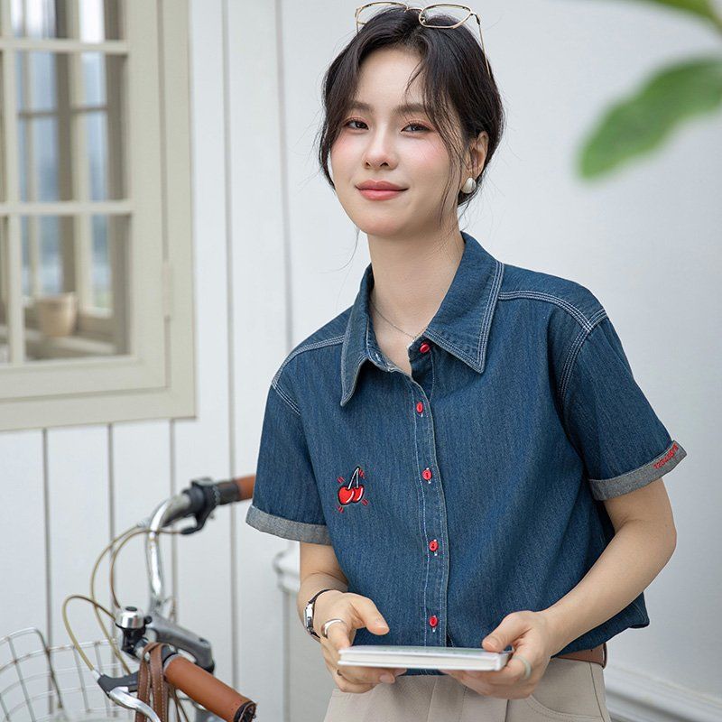 봄 여름 여성 브이넥 반팔셔츠 루즈핏 체리자수 데님 데일리룩 캐주얼 남방 면티 - 상세 이미지 4