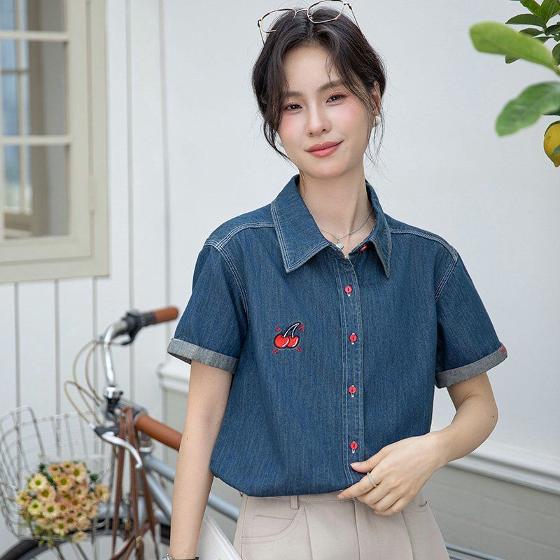 봄 여름 여성 브이넥 반팔셔츠 루즈핏 체리자수 데님 데일리룩 캐주얼 남방 면티 - 상품 이미지