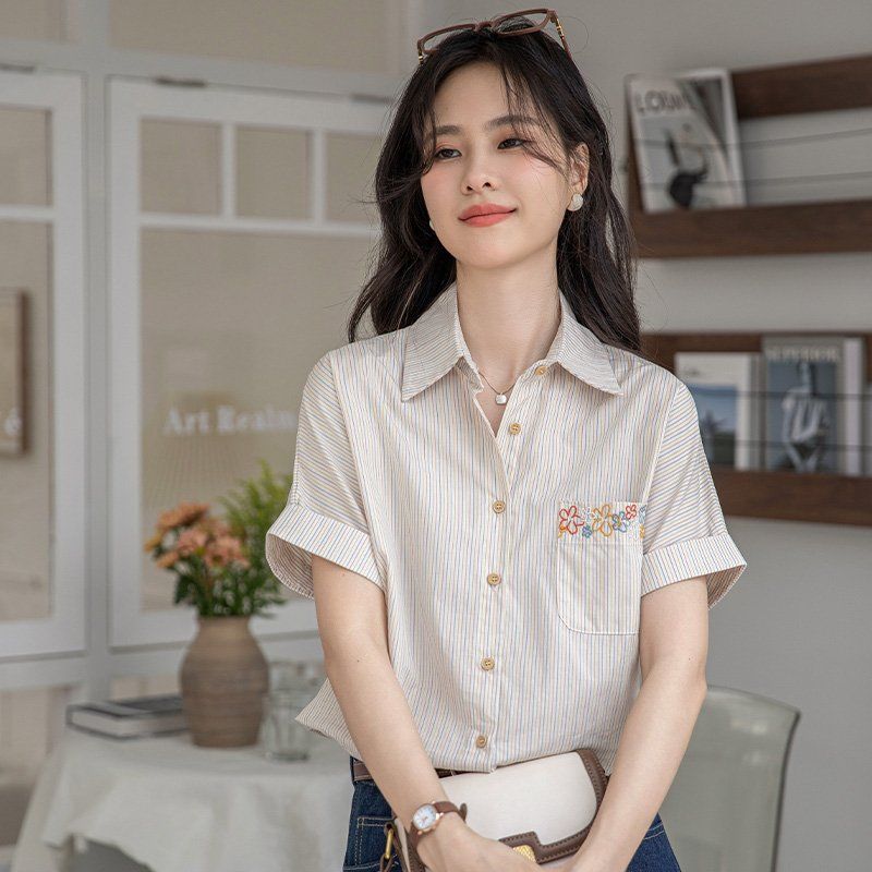 봄 여름 여성 브이넥 스트라이프셔츠 반팔 루즈핏 포켓자수 데일리룩 면블라우스 - 상품 이미지