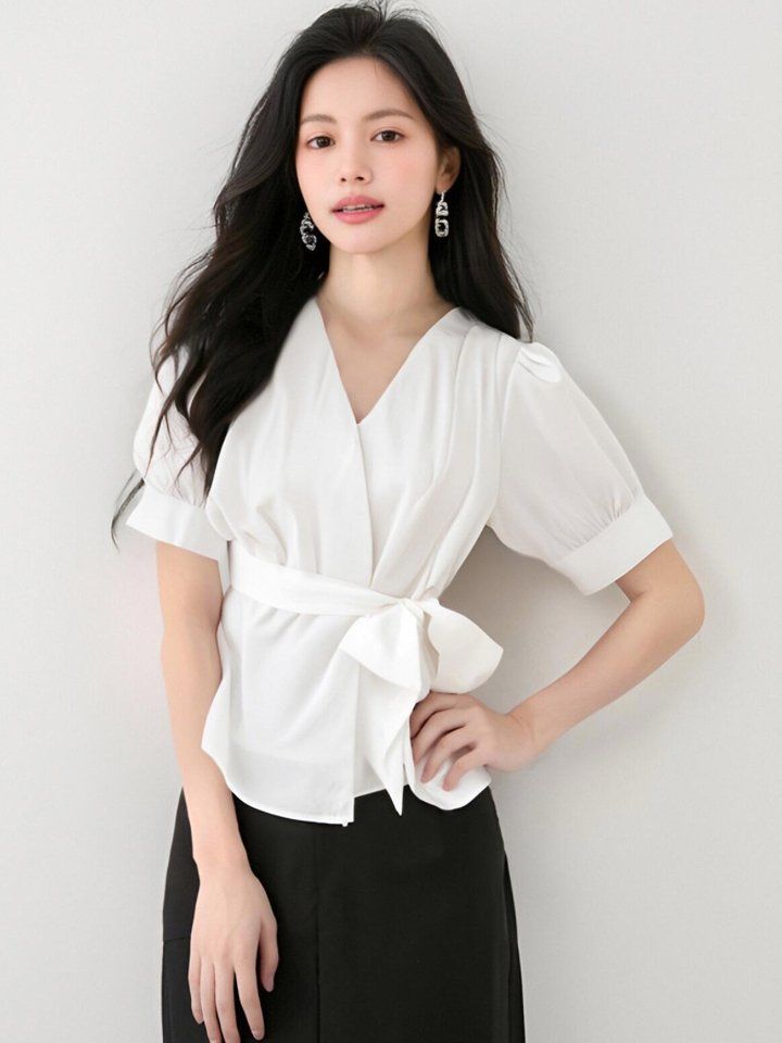 봄 여름 여성 브이넥 반팔블라우스 랩스타일 허리리본 슬림핏 퍼프소매 데일리룩 면티 - 상세 이미지 3