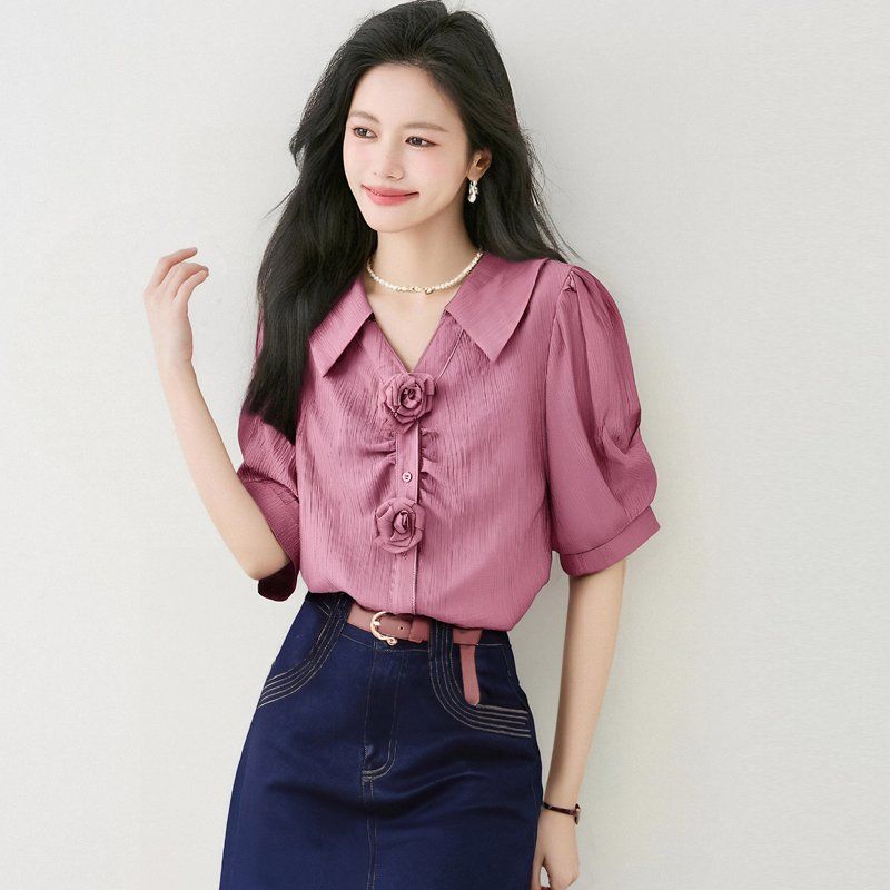 봄 여름 여성 카라넥 반팔블라우스 로즈장식 퍼프소매 루즈핏 오피스룩 데일리 면티 - 메인 이미지
