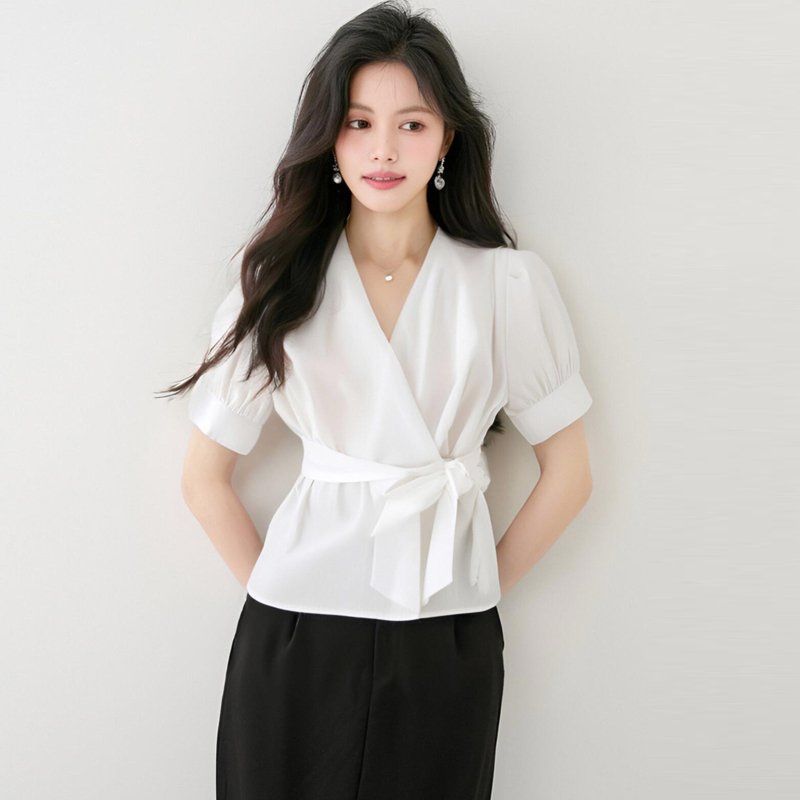 봄 여름 여성 브이넥 반팔블라우스 랩스타일 허리리본 슬림핏 퍼프소매 데일리룩 면티 - 메인 이미지