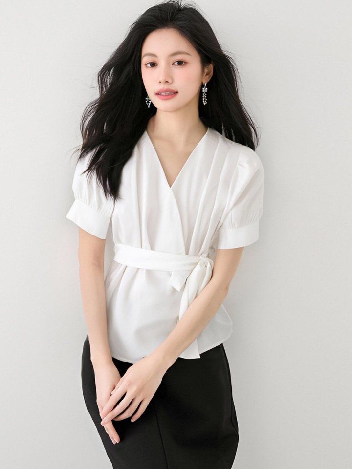 봄 여름 여성 브이넥 반팔블라우스 랩스타일 허리리본 슬림핏 퍼프소매 데일리룩 면티 - 상세 이미지 4