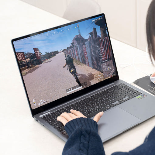 갤럭시북4 울트라의 얇은 측면 디자인