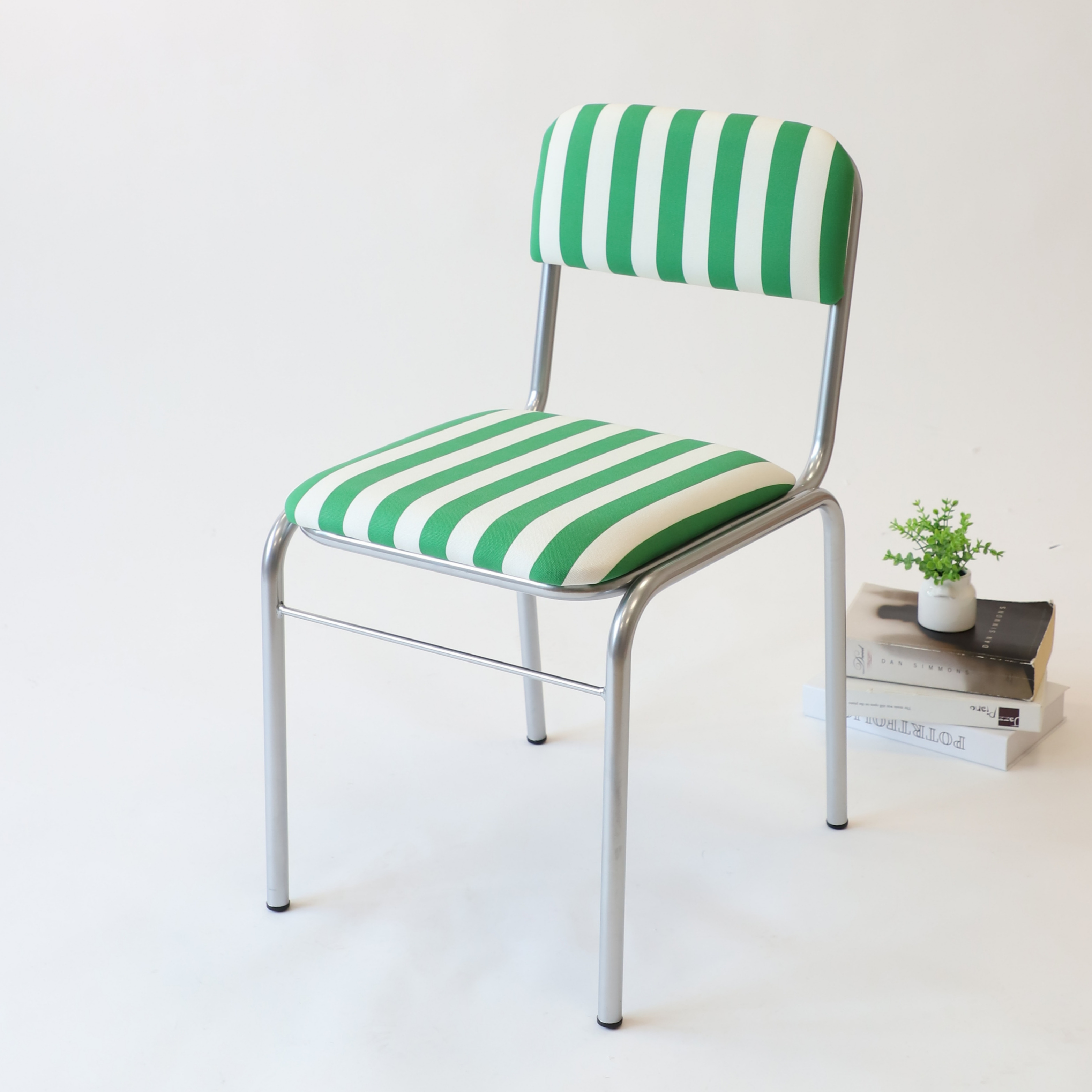 텐더 카페 미드센츄리 의자 식탁 인테리어 철제 패브릭 뉴 스트라이프 체어 빈티지