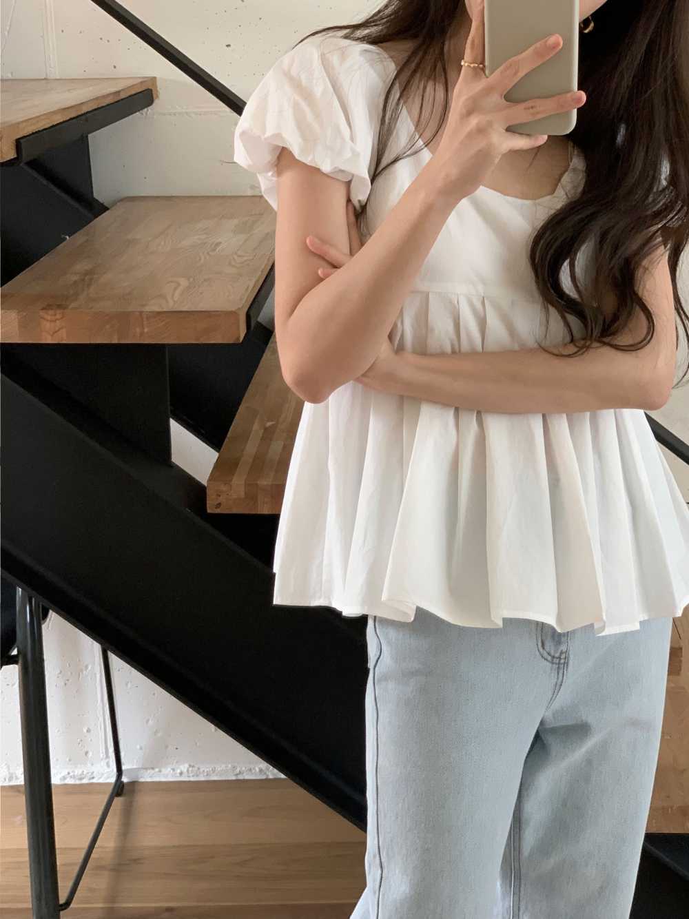 오버무드 여름 셔링 플리츠 주름 A라인 플레어 러블리 숄더 퍼프 반팔 블라우스 2color - 상품 이미지