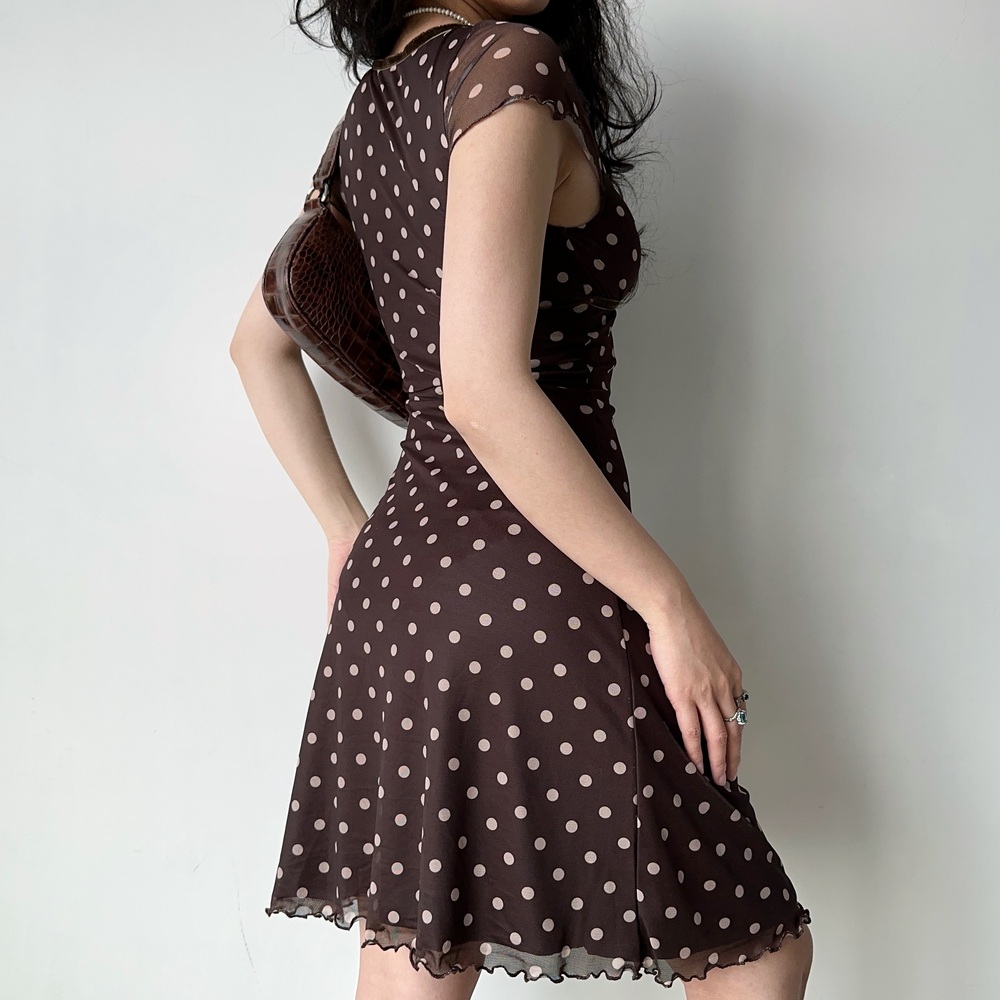 파인브이넥 힙한 땡땡이원피스 미디기장 핫걸 스타일 이미지 디자인 여름 캡소매시스루 브라운 - 상세 이미지 3