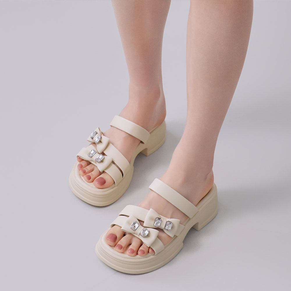 에스유니 큐빅 포인트 리본 스트랩 여름 여성 통굽 슬리퍼 바캉스 휴가 5cm