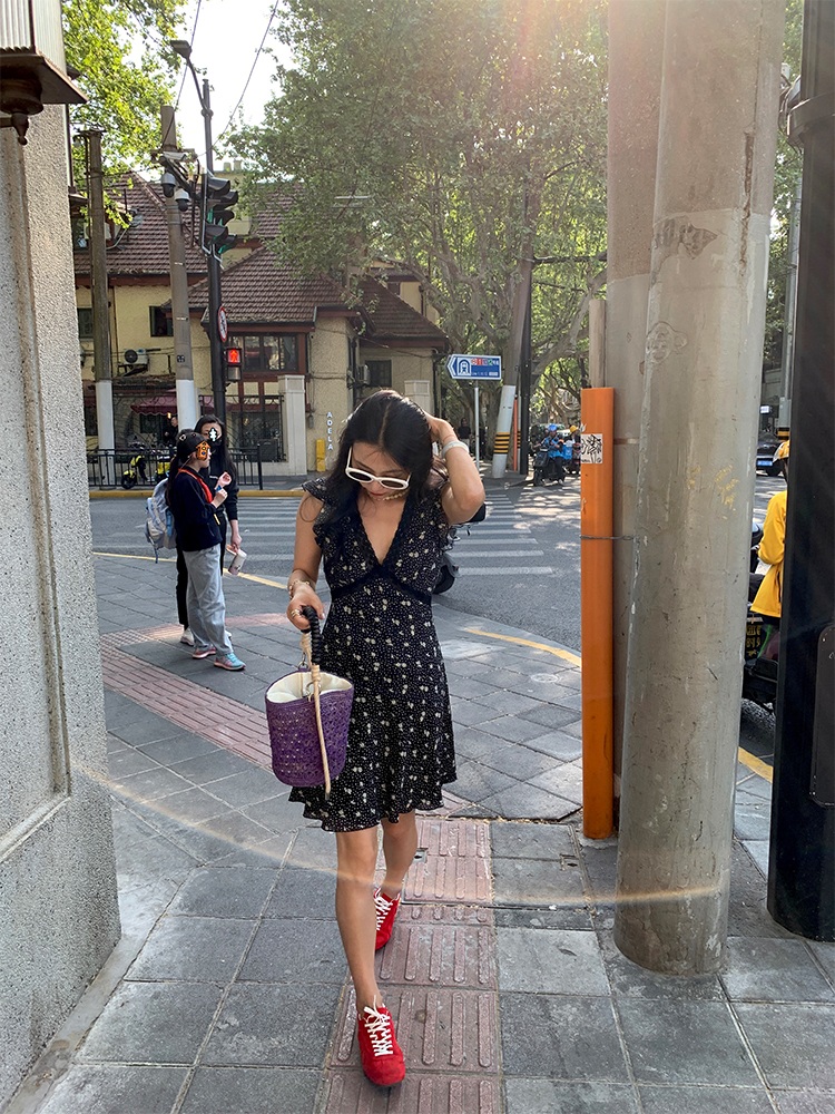 브이넥 프릴캡소매 꽃무늬원피스 레이스 스티치 예쁜 디자인 블랙 고급소재 데이트룩 패션 코디 - 상세 이미지 5