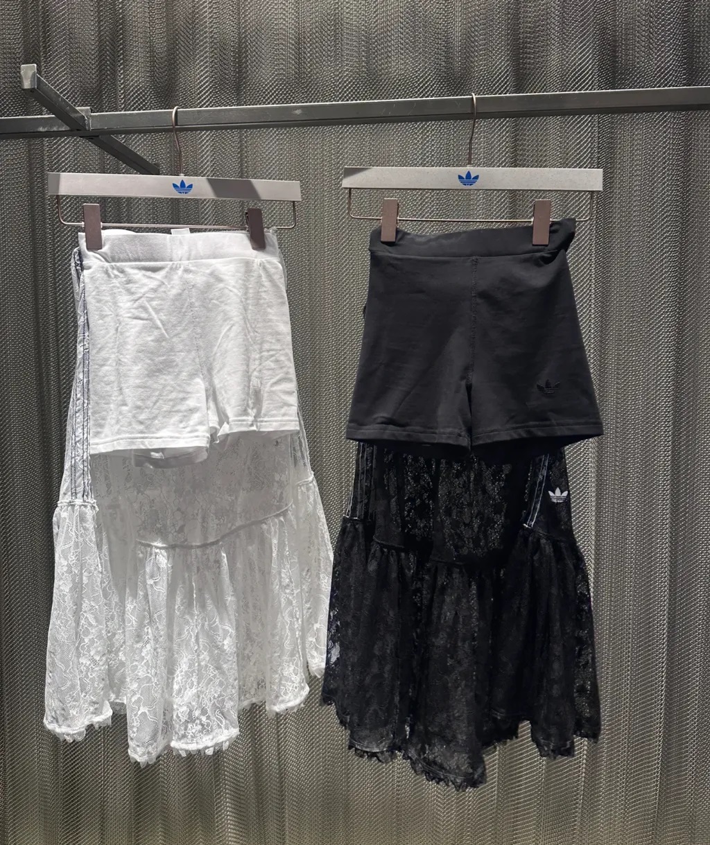 아디다스 오리지널 여성 캐주얼 레이스 롱스커트 블랙 화이트 2컬러 KD2289 이미지 8