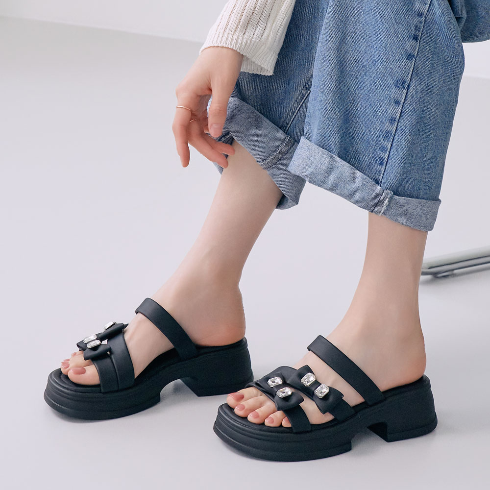 에스유니 큐빅 포인트 리본 스트랩 여름 여성 통굽 슬리퍼 바캉스 휴가 5cm