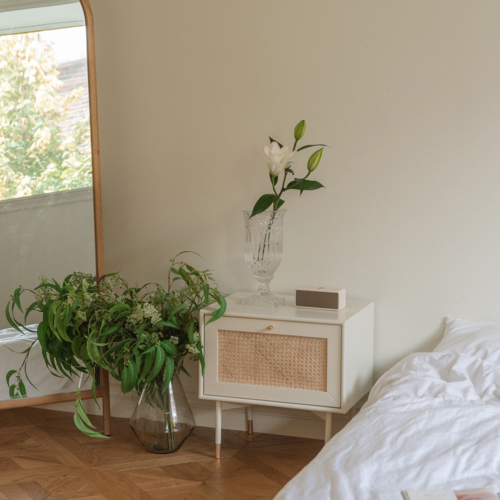 번드 우디 화이트 라탄 원목 침대 협탁