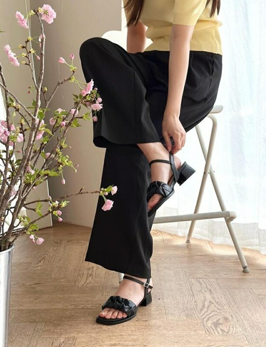 올리나 데일리 샌들 여성 프릴 셔링 스트랩 로우힐 캐주얼화