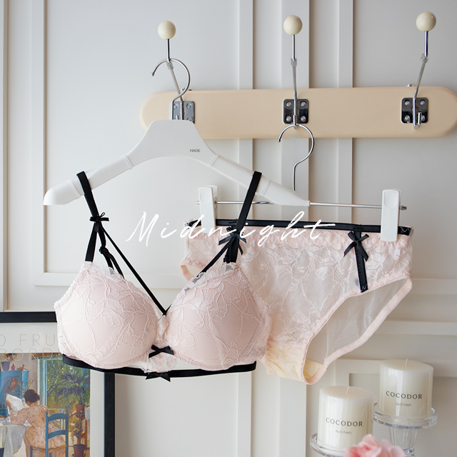 섹시한 X스트랩 볼륨업 디자인 미드나잇 스캔들 노와이어 레이스 브라팬티 세트 - 상세 이미지 5