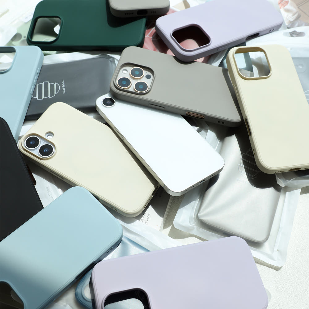 다양한 컬러의 케이스가 나열된 모습