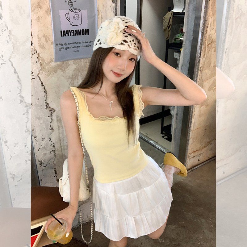 봄 여름 슬림핏 레이스 끈나시 스퀘어넥 데일리룩 스윗룩 비스코스 면스판 민소매탑 - 메인 이미지