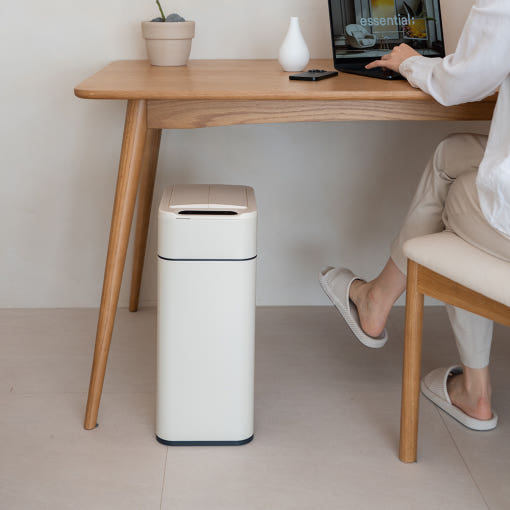 화이트톤의 깔끔한 디자인을 가진 스마트 자동 센서 쓰레기통