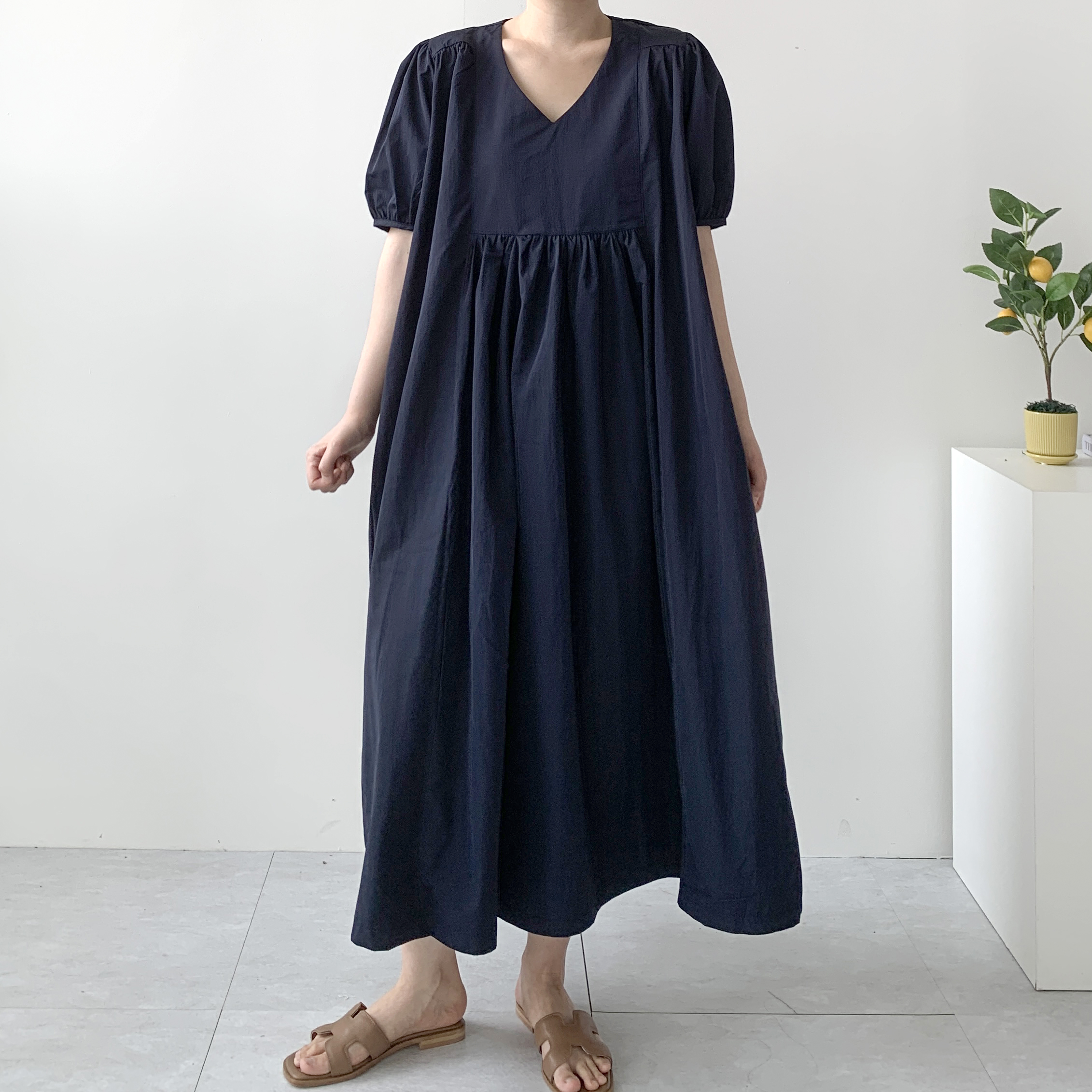 브이넥 셔링 바스락원피스 나일론원피스 프라다원단원피스 - 메인 이미지