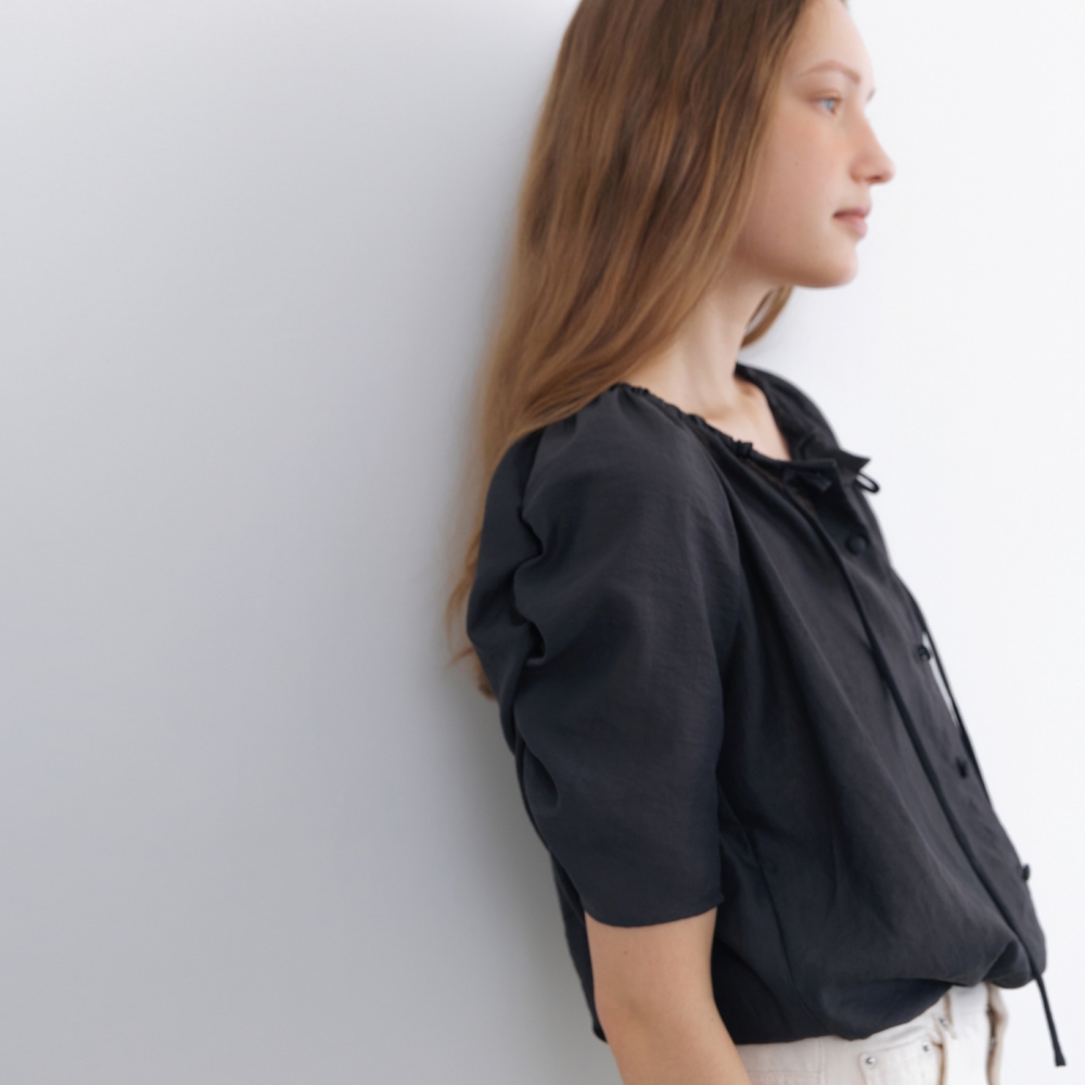 [어나우트] SEE-THROUGH SHIRRING BLOUSE CHARCOAL - 상세 이미지 2