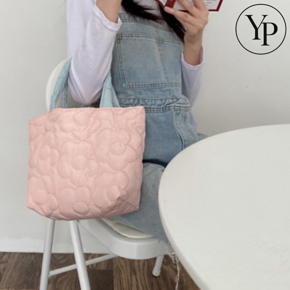 플라워 패딩 가방 핸드백 퀄팅 천 코디하기 좋은 데일리 도트백 구름 숄더백 토트백 산책가방 - 메인 이미지