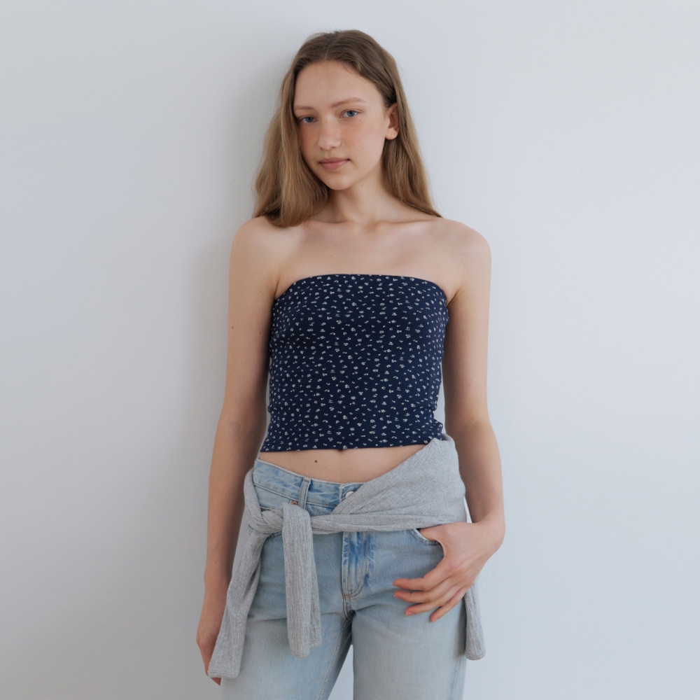 [어나우트] FLORAL TUBE TOP NAVY - 상품 이미지