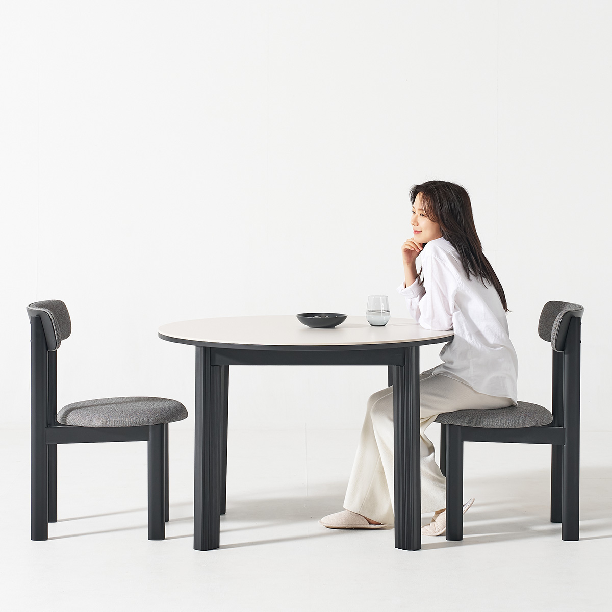 모모드 마레아 블랙 원목 원형 포세린 세라믹 4인용 식탁 테이블 1000 - 상세 이미지 5