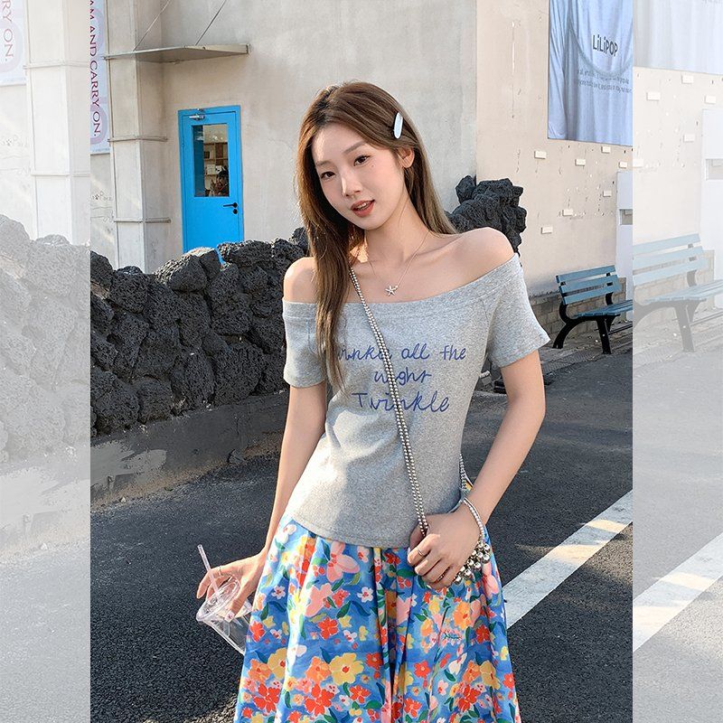 여름 여성 슬림핏 오프숄더 레터링 프린팅 반팔 티셔츠 코튼 스판 데일리 캐주얼 이지웨어 - 메인 이미지