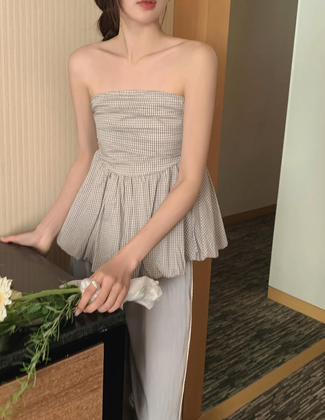 오버무드 벌룬 체크 레이어드 휴양지룩 나시탑 스모크 러블리 블라우스 - 메인 이미지