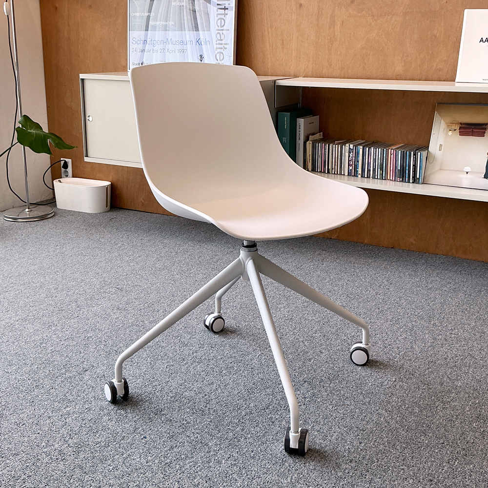 RM디자인 플럼 학생 사무용 회의용 매장 병원 공부 책상 회전 의자