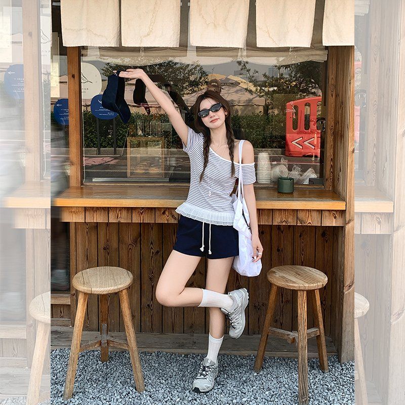 봄 여름 여성 슬림핏 사선넥 오프숄더 스트라이프 밑단 레이스 면스판 반팔 티셔츠 데일리룩 - 상세 이미지 4